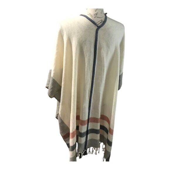 Ann Taylor Pancho one size Fringe lower level - Picture 4 of 6